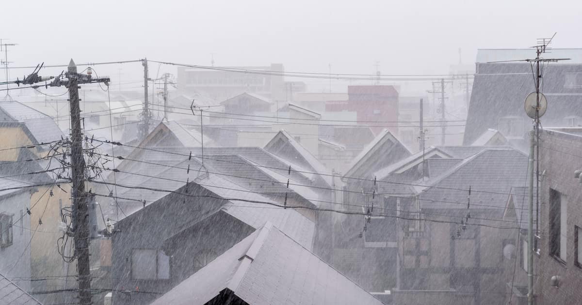 大雨の街並み